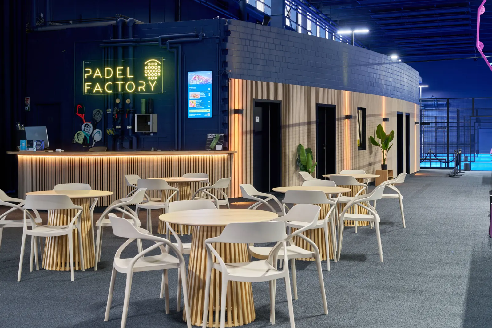 Bar und Lounge in der Padel Factory Berlin