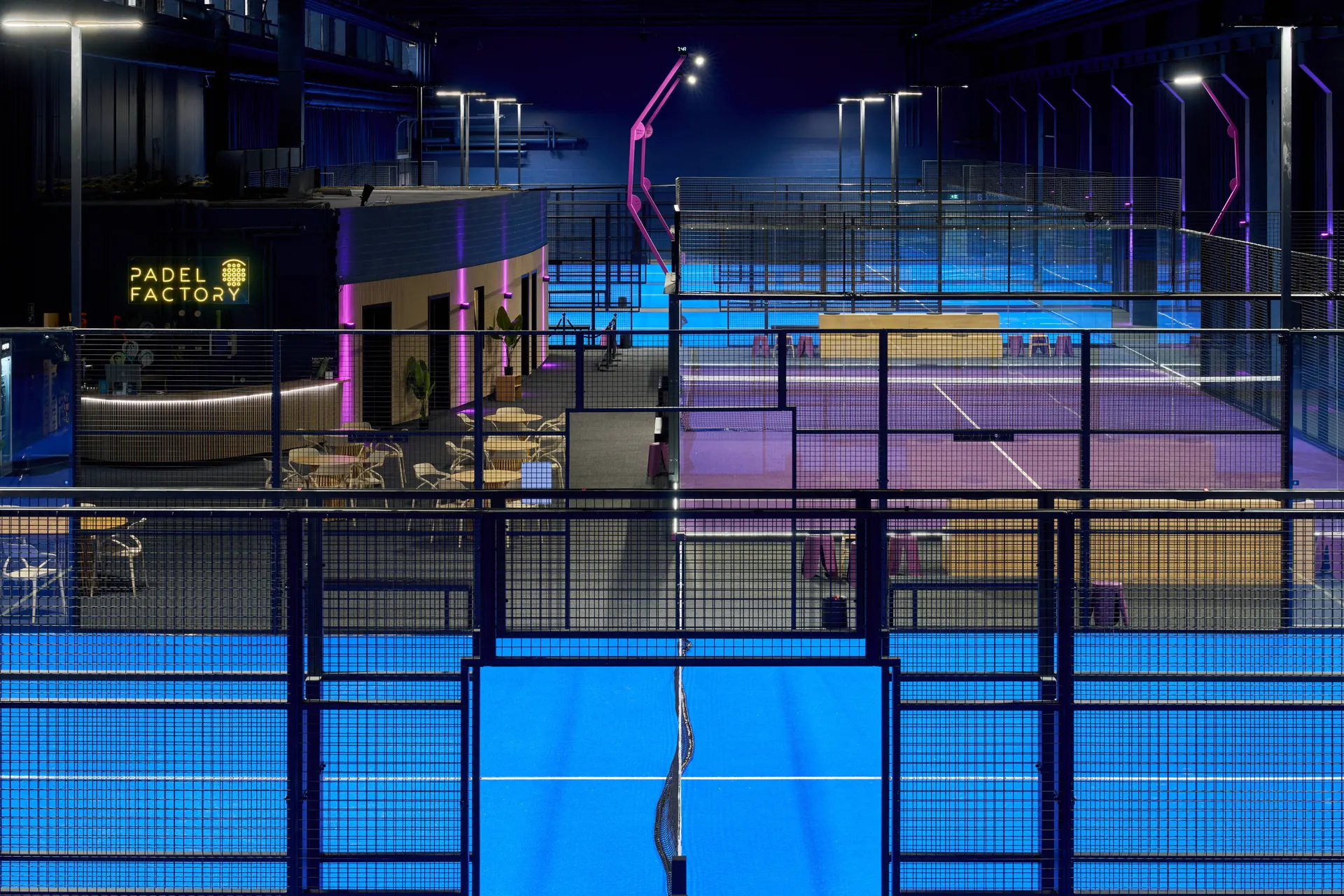 Bar & Lounge und Courts in der Padel Factory Berlin