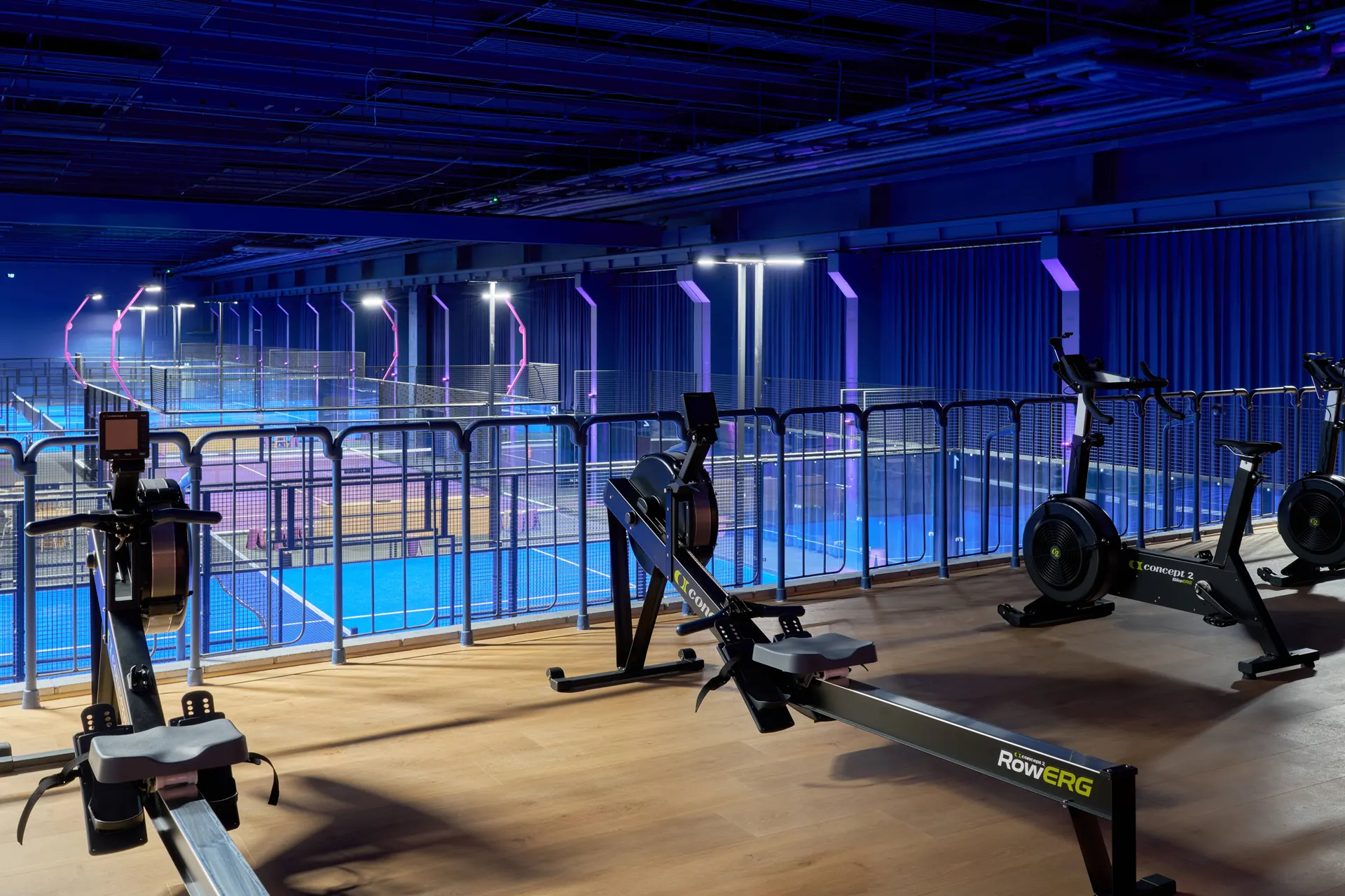 Cardio-Bereich mit Blick auf die Courts